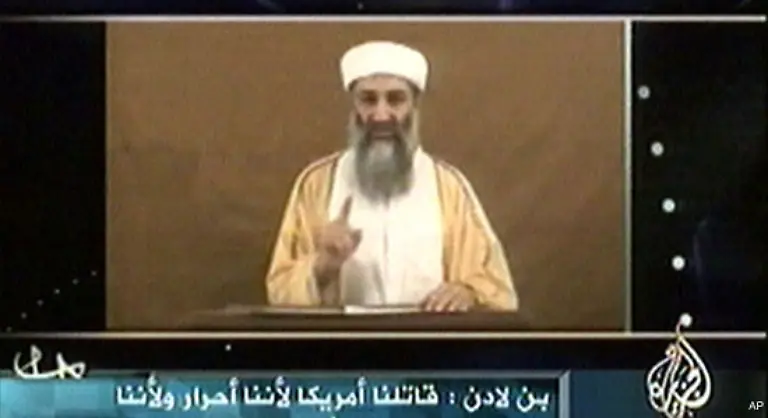 Ohne-das-sonst-uebliche-militaerische-Outfit-wendet-sich-bin-Laden-Ende-Oktober-2004-vier-Tage-vor-den-amerikanischen-Praesidentschaftswahlen-direkt-an-die-amerikanischen-Waehler-und-gegen-George-W-Bush