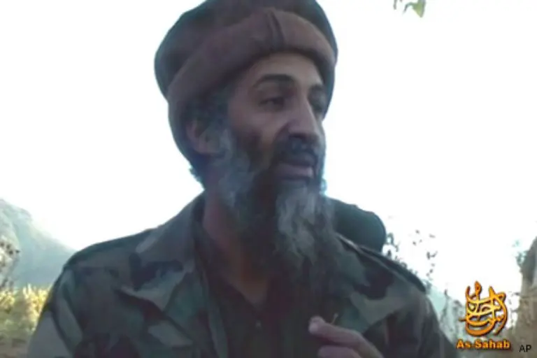 Nach-laengerer-Zeit-des-Schweigens-droht-er-im-Januar-2006-mit-neuen-Anschlaegen-in-den-USA-bietet-den-USA-aber-gleichzeitig-einen-Waffenstillstand-an-Ein-von-der-CIA-als-echt-eingestuftes-Tonband-wird-von-Al-Dschasira-veroeffentlicht