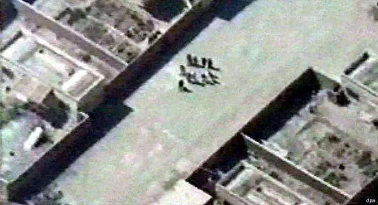 Im-Sommer-2000-machte-eine-satellitengesteuerte-Drohne-dieses-Foto-das-nach-Einschaetzung-von-Geheimdienstanalytikern-moeglicherweise-den-Terroristenfuehrer-und-seine-Gefolgsleute-zeigt