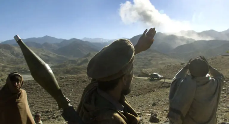 Nach-der-Bombardierung-der-Bergfestung-Tora-Bora-im-Dezember-2001-ist-zunaechst-unklar-ob-Bin-Laden-dabei-umgekommen-ist-oder-ueberlebt-hat