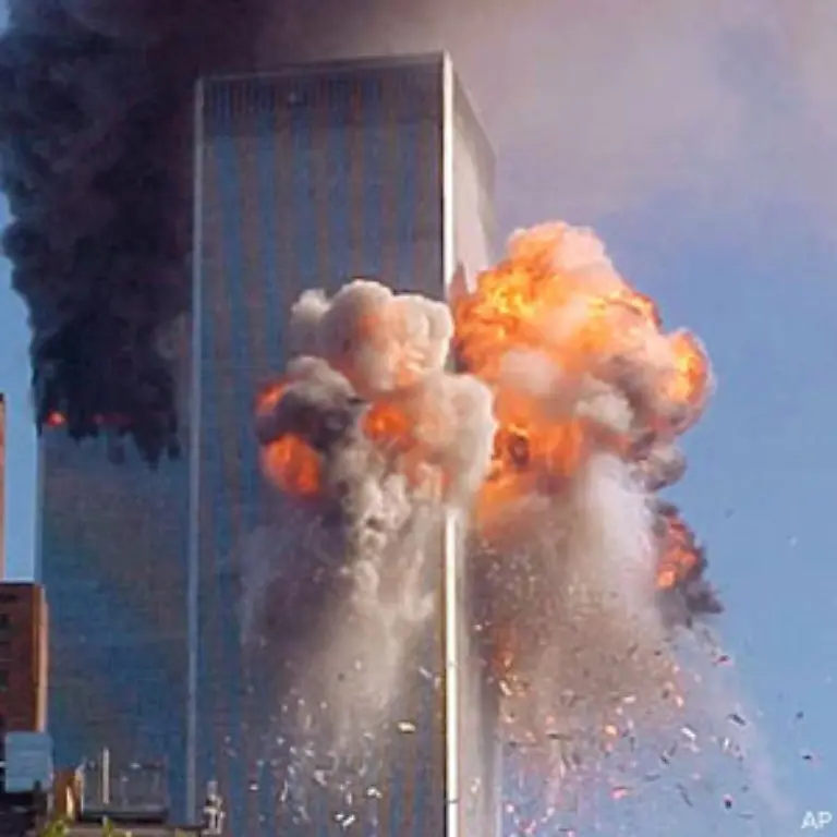 Beim-Aufprall-auf-den-Turm-kommt-es-zu-einer-heftigen-Explosion-Fuer-die-Passagiere-an-Bord-des-Flugzeugs