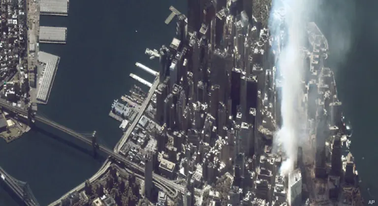 Die-Rauchsaeule-ueber-dem-World-Trade-Center-ist-bis-in-den-Weltraum-zu-sehen