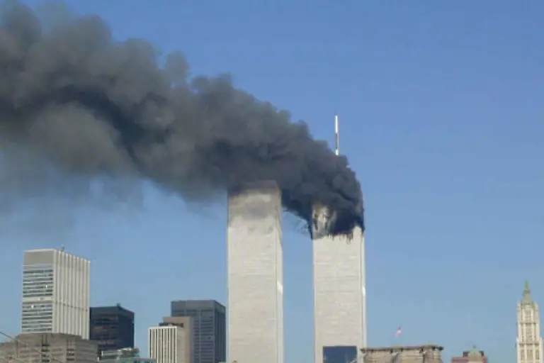 Der-Turm-brennt-Zunaechst-ist-jedoch-unklar-ob-es-sich-um-einen-Anschlag-oder-einen-Unfall-handelt