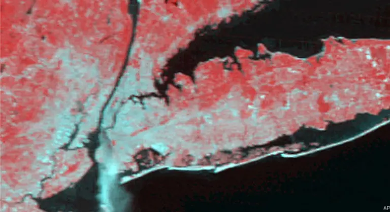Die-riesige-Rauchwolke-zieht-von-Lower-Manhatten-Richtung-New-York-City