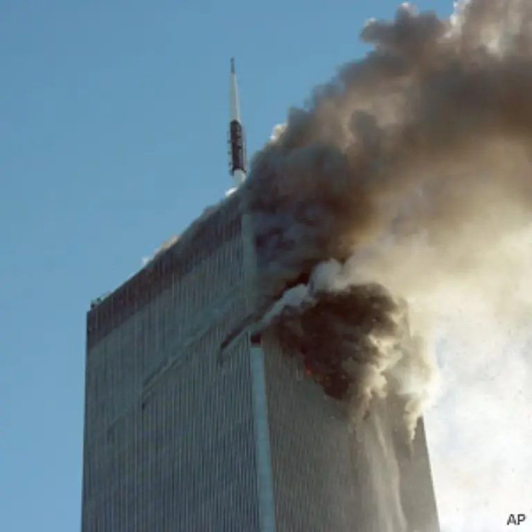 Weltweit-schalten-die-Nachrichtensender-nach-New-York-Weltweit-verfolgen-Millionen-das-Geschehen-voller-Entsetzen-live-an-den-Bildschirmen