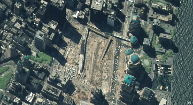 Fast-ein-Jahr-danach-Der-Platz-auf-dem-das-WTC-stand-heisst-nun-Ground-Zero