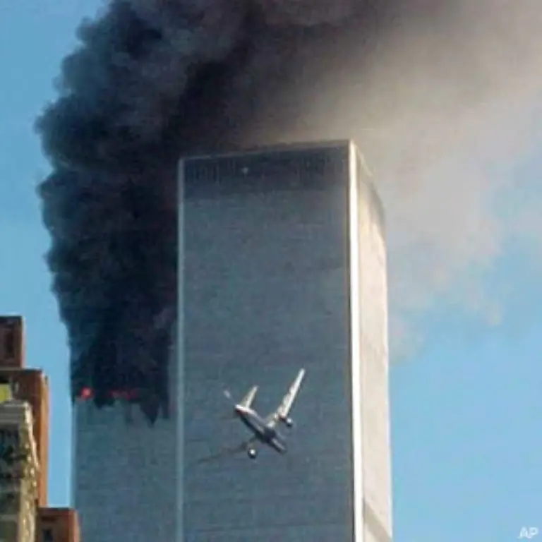 Um-9-03-Uhr-17-Minuten-nach-dem-ersten-Einschlag-rast-das-zweite-Flugzeug-in-den-Suedturm-des-WTC