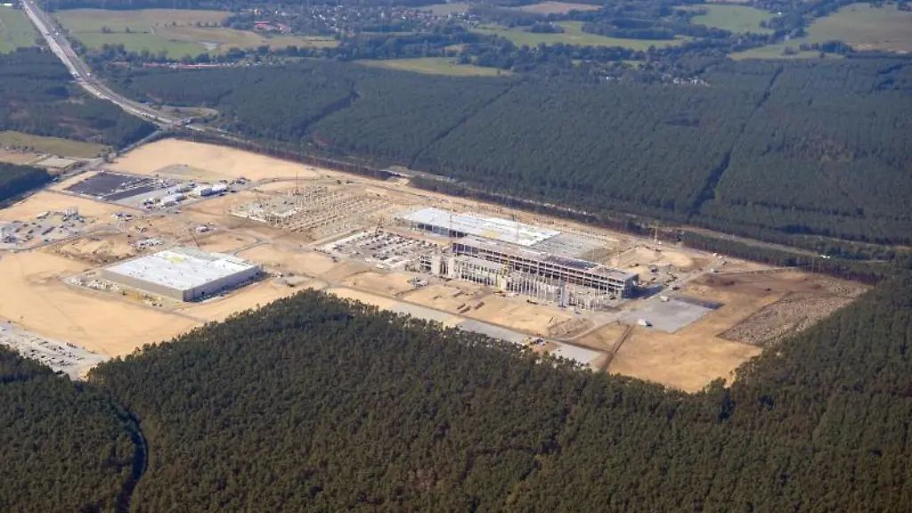 Luftaufnahme-der-kuenftigen-Gigafactory-Berlin-Brandenburg