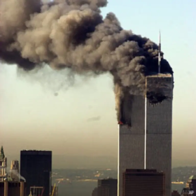 Im-World-Trade-Center-bricht-grosse-Panik-aus-Beide-Tuerme-brennen-und-drohen-einzustuerzen