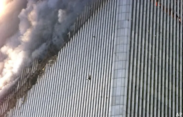 Die-Menschen-im-Gebaeude-versuchen-zu-fliehen-Doch-fuer-viele-ist-die-Situation-ausweglos-Treppen-sind-verstopft-Aufzuege-fahren-nicht-mehr-Sie-sind-eingesperrt