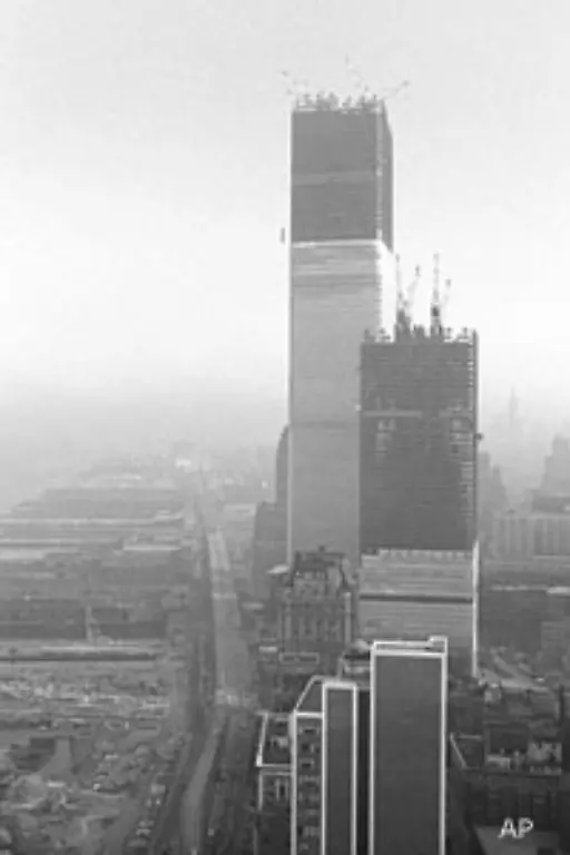 David-Rockefeller-unterstuetzt-als-Chairman-der-Chase-Manhatten-Bank-die-Finanzierung