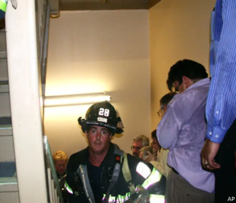 gehen-Feuerwehrleute-hinein-um-Ueberlebende-zu-retten