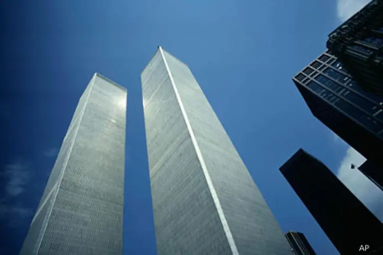 1973-sind-die-Bauarbeiten-abgeschlossen-Eroeffnung-ist-am-4-April-1973-Die-Twin-Tower-sind-kurzzeitig-die-hoechsten-Wolkenkratzer-der-Welt-Aber-bereits-1974-werden-sie-vom-Sears-Tower-in-Chicago-abgeloest