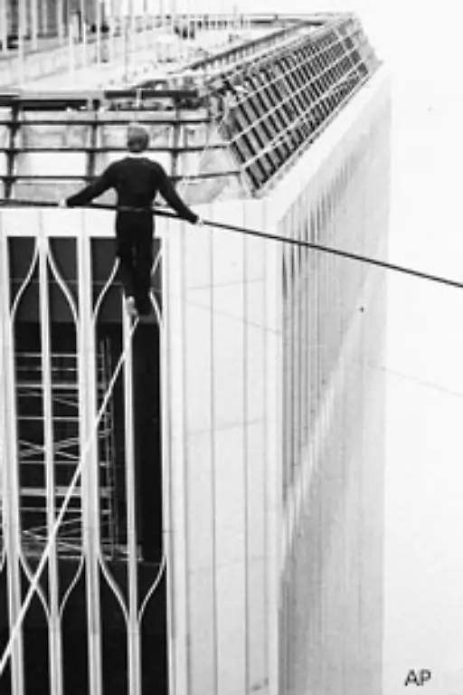 Der-Hochseilartist-Phillipe-Petit-kann-dem-Reiz-nicht-widerstehen-Er-laeuft-am-Morgen-des-7-August-1974-auf-einem-selbst-gespannten-Seil-acht-Mal-zwischen-den-Tuermen-hin-und-her-Die-Polizei-verhaftet-ihn-im-Anschluss
