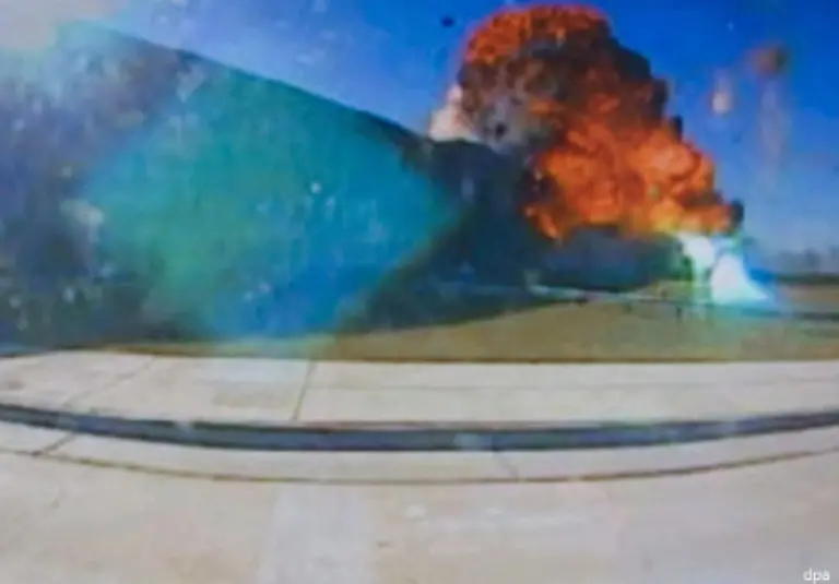 Es-folgt-eine-grosse-Explosion-als-die-Tanks-des-Flugzeugs-in-Flammen-aufgehen