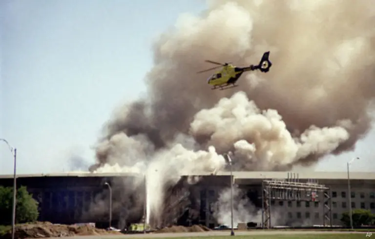 Sofort-eilen-Rettungskraefte-zum-Schauplatz-und-versuchen-zu-retten-was-zu-retten-ist