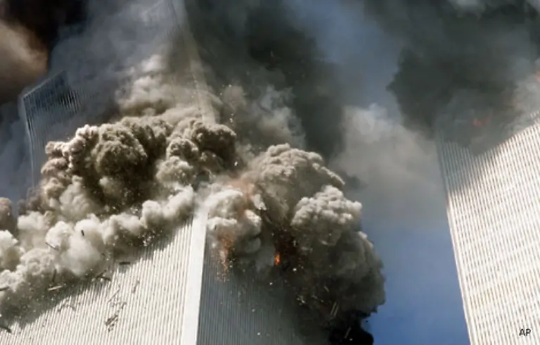 New-York-Um-9-59-Uhr-hat-sich-das-Feuer-im-World-Trade-Center-weit-ausgebreitet-Durch-das-Kerosin-im-Flugzeugtank-ist-es-zu-heiss-fuer-die-Tragwerke-des-Gebaeudes-Die-Konstruktion-kann-dem-nicht-mehr-standhalten