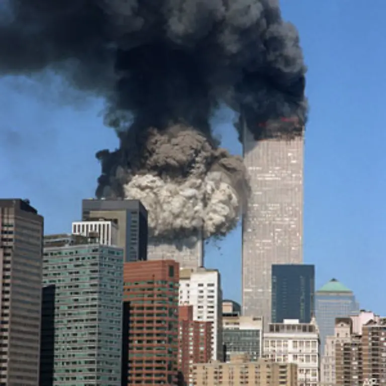 und-der-Suedturm-des-World-Trade-Centers-bricht-in-sich-zusammen-Tonnen-von-Stahl-und-Beton-krachen-zu-Boden-und-wirbeln-Staub-auf