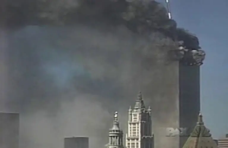 Um-10-29-Uhr-stuerzt-auch-der-Nordturm-des-World-Trade-Centers-ein-Manhattan-ist-seines-Wahrzeichens-beraubt-Fuer-die-Amerikaner-ist-das-ein-tiefer-Stich-ins-Herz