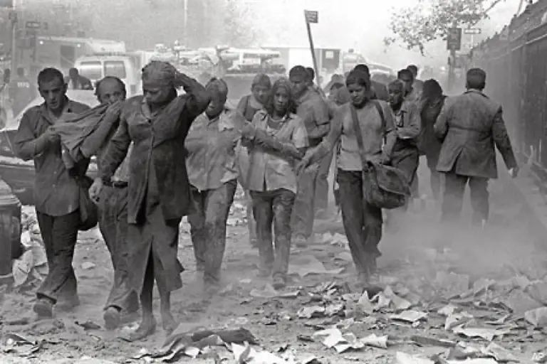 sie-in-graue-Statuen-verwandelt