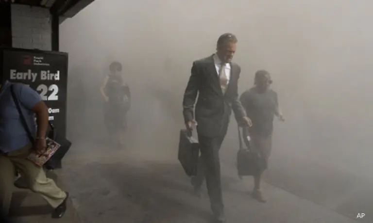 Noch-Kilometer-entfernt-bedeckt-Staub-die-Stadt-Es-herrscht-Ausnahmezustand