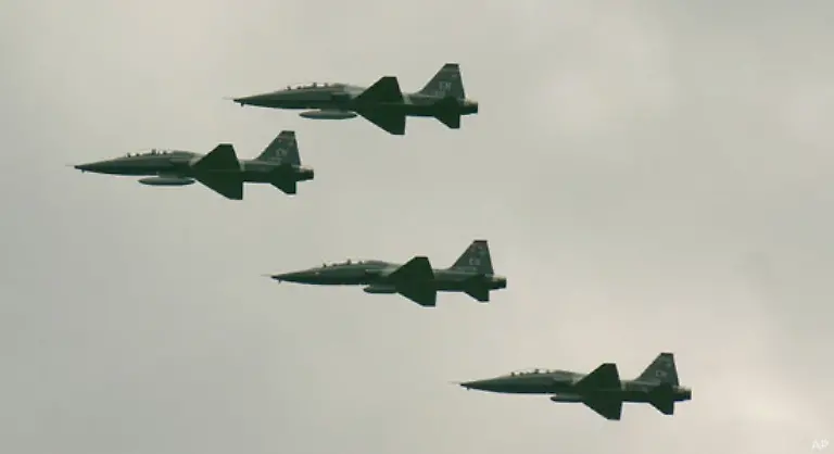 Um-9-45-Uhr-werden-alle-Flugzeuge-im-amerikanischen-Luftraum-aufgefordert-den-naechsten-Flughafen-anzusteuern-Das-Flugzeug-mit-der-Flugnummer-93-befindet-sich-zu-diesem-Zeitpunkt-allerdings-schon-in-der-Gewalt-der-Entfuehrer