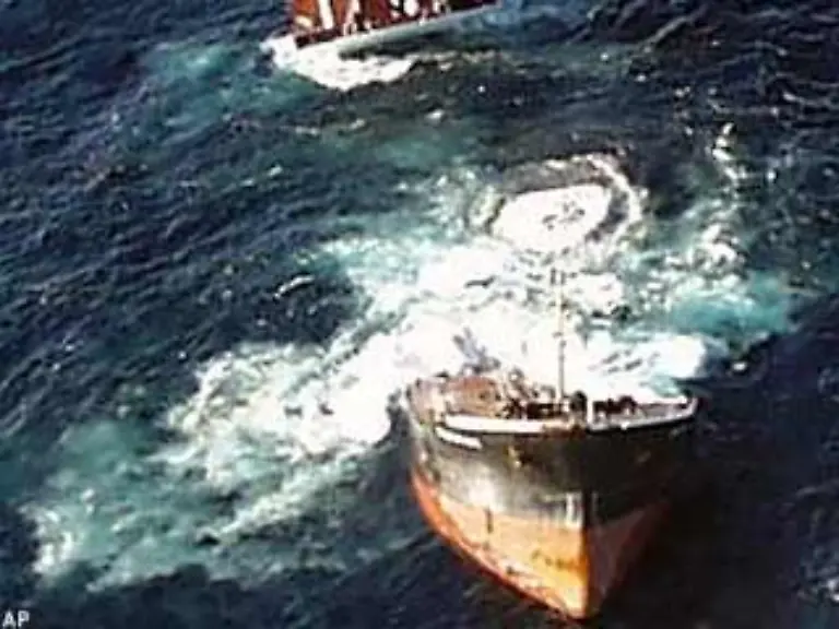 Die-Prestige-hatte-etwa-doppelt-so-viel-Oel-an-Bord-wie-die-Exxon-Valdez-die-1989-havarierte-und-damit-ein-Naturschutzgebiet-vor-Alaska-kontaminierte