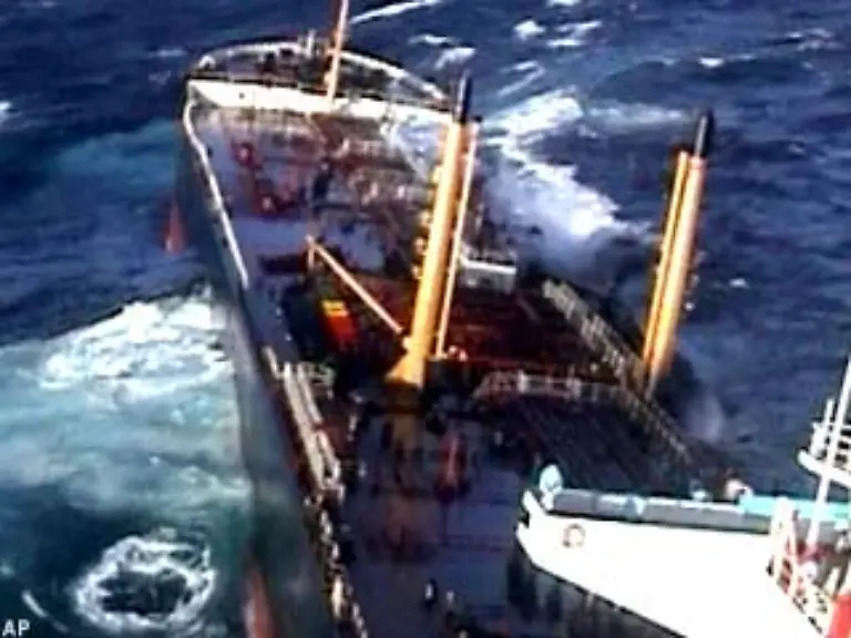 Das-Abschleppen-des-teils-leckgeschlagenen-Tankers-zogen-die-Behoerden-nicht-in-Betracht-Die-Gefahr-eines-Bruches-war-zu-gross