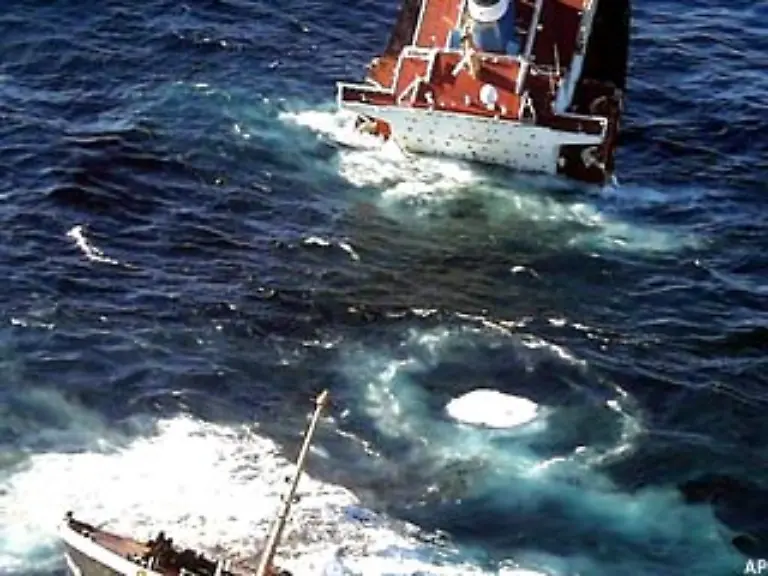 In-diesen-Tagen-ueberpruefen-Experten-erneut-ob-das-Wrack-wieder-Schweroel-verliert-Die-Prestige-wurde-1976-in-Japan-gebaut-und-havarierte-am-13-November-2002-sechs-Tage-spaeter-sank-sie