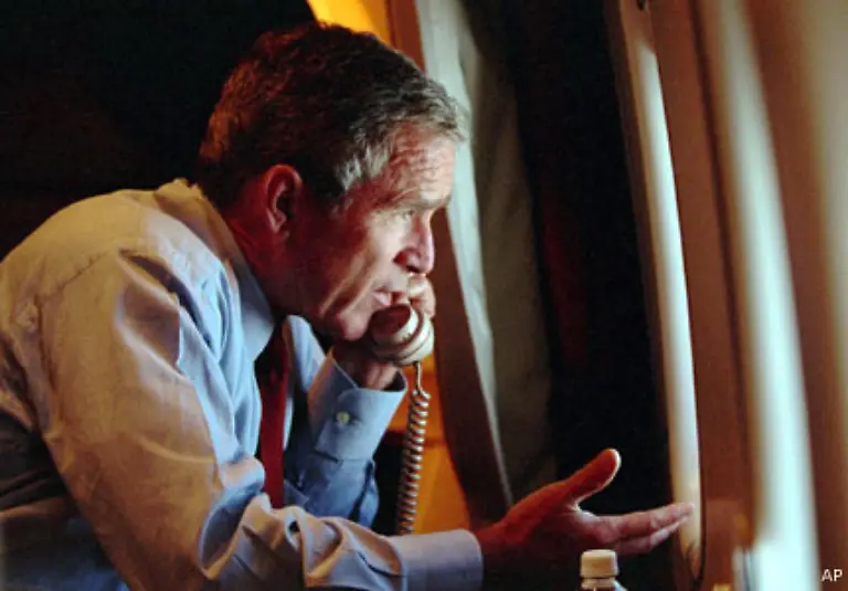 Praesident-Bush-wird-mit-der-Air-Force-One-auf-einen-Luftwaffenstuetzpunkt-in-Nebraska-gebracht-An-Bord-der-Maschine-telefoniert-er-mit-Vizepraesident-Cheney