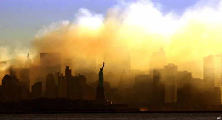 Noch-tagelang-zieht-der-Qualm-von-Ground-Zero-durch-die-Strassen-New-Yorks