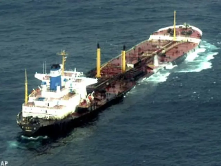 Davor-lief-tagelang-aus-einem-35-Meter-langen-Riss-Oel-ins-Meer