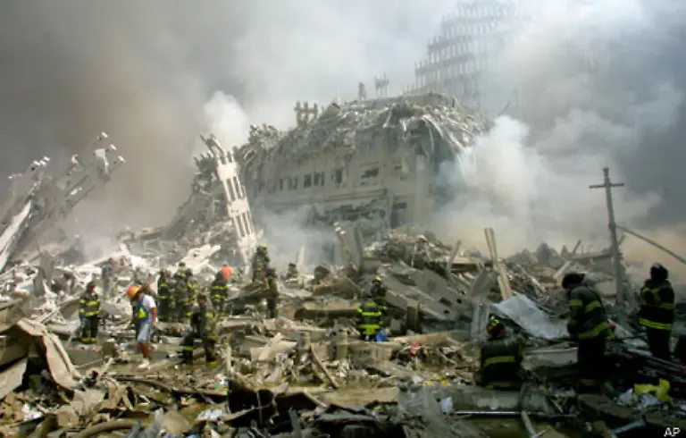 ragen-die-Reste-des-World-Trade-Centers-nach-den-Anschlaegen-in-die-Luft