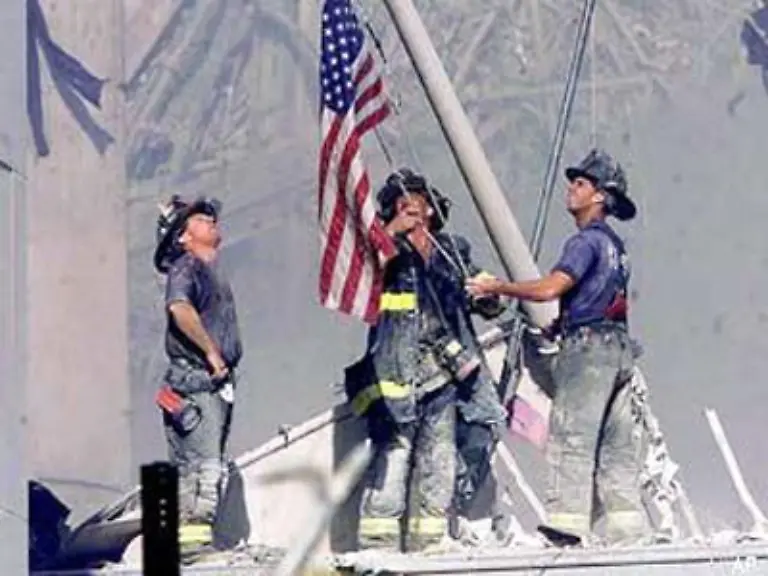 Am-12-September-hissen-Feuerwehrmaenner-auf-dem-Ground-Zero-die-US-Flagge-Fast-3000-Tote-haben-die-Anschlaege-gekostet