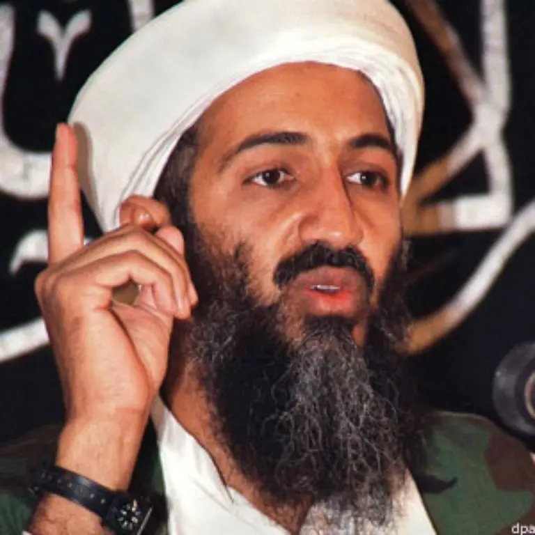 Anhand-der-Passagierlisten-der-entfuehrten-Flugzeuge-wird-schnell-klar-dass-es-sich-bei-den-Entfuehrern-um-radikale-Islamisten-handelt-Als-Drahtzieher-wird-Osama-Bin-Laden-Chef-der-Terrororganisation-El-Kaida-vermutet-und-benannt