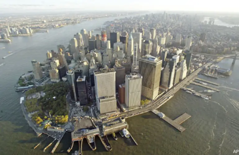 Monate-spaeter-Die-Skyline-von-Manhattan-nach-den-Anschlaegen-Die-Zwillingstuerme-standen-im-linken-unteren-Teil-der-Insel