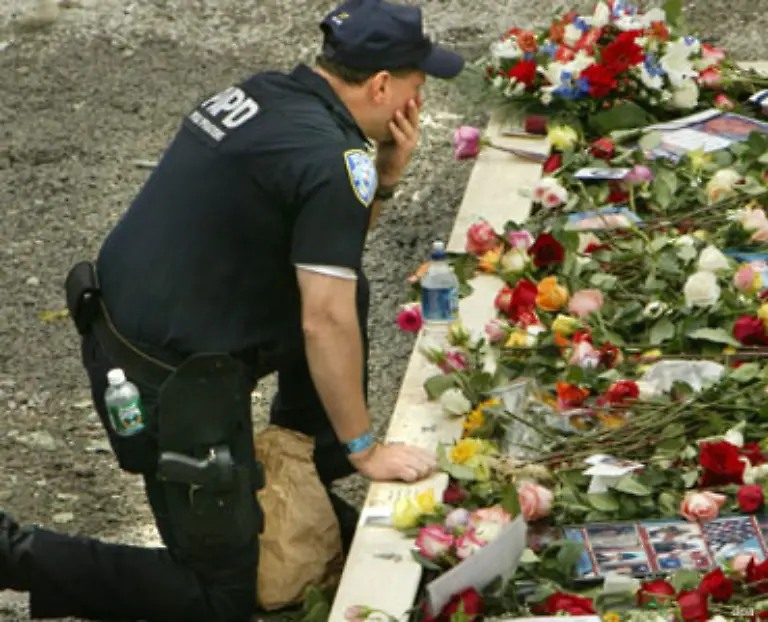 Am-Jahrestag-der-Anschlaege-kommen-Menschen-aus-aller-Welt-zum-Ground-Zero-und-legen-Blumen-nieder