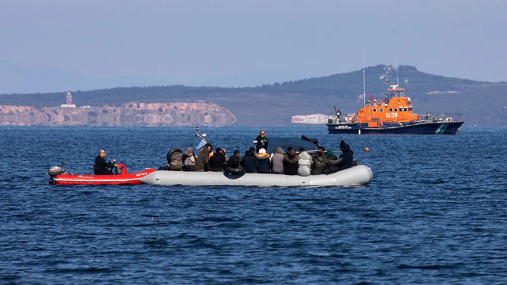 2020-03-01T152019Z-1280775756-RC23BF954453-RTRMADP-3-SYRIA-SECURITY-GREECE-LESBOS