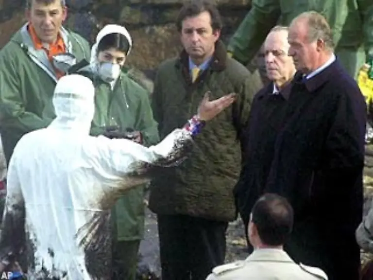 Spaniens-Koenig-Juan-Carlos-bei-einem-Besuch-im-schwer-getroffenen-Muxia-gesagt-Der-Monarch-r-sprach-den-Fischern-und-Helfern-Mut-zu