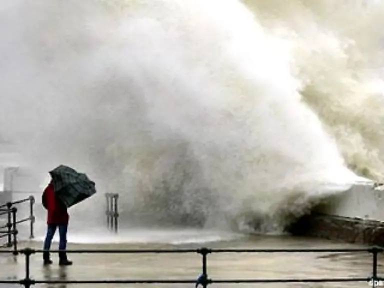 Doch-der-Wind-und-die-Stroemung-waren-nicht-die-einzigen-Widrigkeiten-Das-spanische-Baskenland-hier-der-Hafen-von-Getxo-wurde-waehrend-der-Oelpest-von-einem-Unwetter-heimgesucht