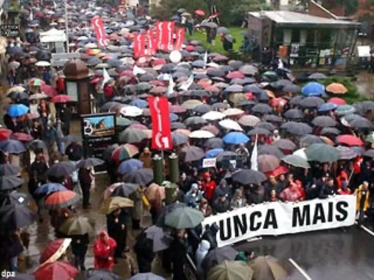 und-in-Santiago-de-Compostela-fuer-einen-besseren-Schutz-vor-Oelkatastrophen-Eine-Rueckkehr-von-einwandigen-Tankern-auf-die-Weltmeere-scheint-seither-ausgeschlossen