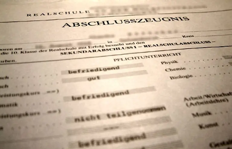In-der-Schule-war-alles-noch-einfach-Ein-Blick-ins-Zeugnis-genuegte-und-die-Sache-war-klar-guter-Schueler-schlechter-Schueler-oder-irgendwas-dazwischen