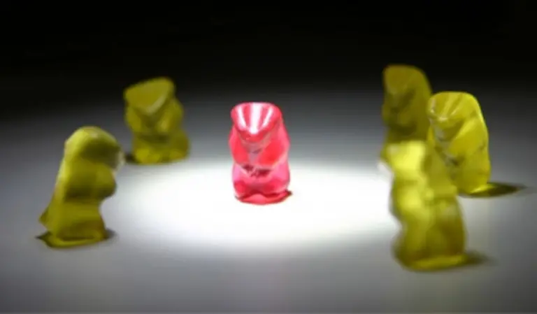 Schliesslich-laesst-man-einen-kompetenten-Arbeitnehmer-ungern-ziehen-Deshalb-gehoert-auch-der-Ausdruck-des-Bedauerns-in-die-Schlussformel