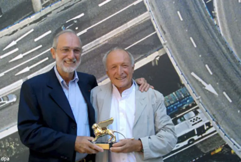 Den-weltweiten-Durchbruch-schafft-Piano-1971-als-er-zusammen-mit-Richard-Rogers-Foto-Die-Verleihung-des-Goldenen-Loewen-2006