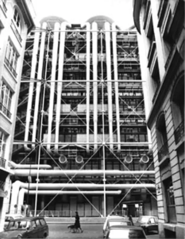 Sichtbare-Versorgungsrohre-eine-futuristische-Stahlkonstruktion-flexible-Waende-und-Decken