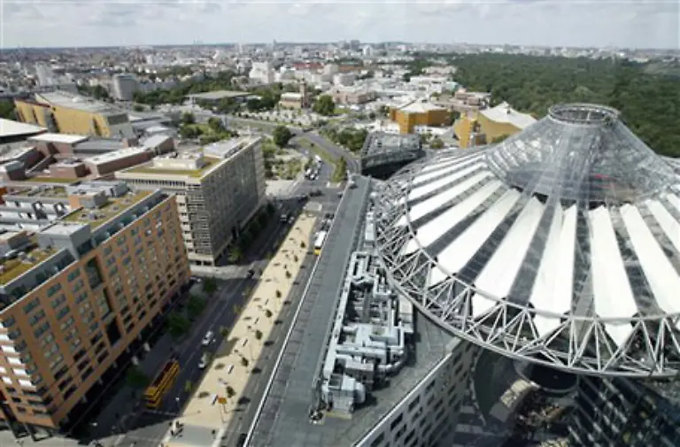 Hier-entsteht-1990-die-groesste-Baustelle-Europas-Renzo-Piano-baut-auf-einem-Grundstueck-gegenueber-dem-Sony-Center-das-nach-den-ambitionierten-Plaenen-des-US-Architekt-Helmut-Jahn-den-Platz-dominiert