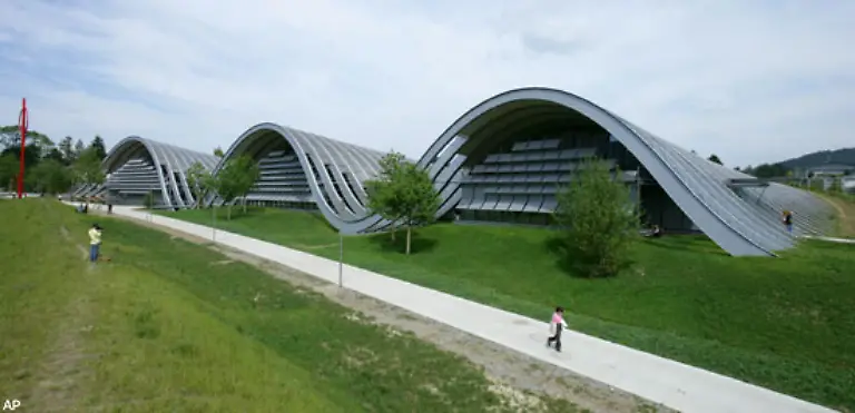 Fast-in-allen-Werken-Pianos-spiegelt-sich-das-Leichte-Beschwingte-und-Offene-wieder-So-auch-im-Zentrum-Paul-Klee-einer-dreihuegeligen-Landschaftsskulptur-die-2005-in-Bern-eroeffnet-wurde