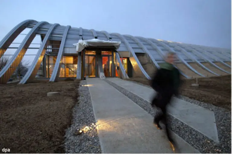 Dabei-ging-es-weniger-darum-ein-Gebaeude-zu-errichten-sondern-einen-Ort-zu-schaffen-die-Erddecke-aufzuwerfen-Landschaftskunst-zu-gestalten-erklaert-der-Architekt-in-einem-Interview