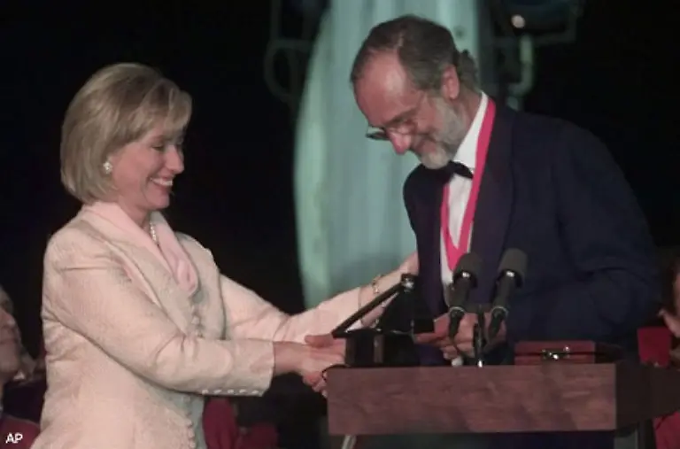 Fuer-sein-Schaffen-ist-Renzo-Piano-mit-insgesamt-26-Preisen-ausgezeichnet-worden-1998-darf-ihm-Hillary-Clinton-zum-renommierten-Pritzker-Preis-der-Architektur-gratulieren