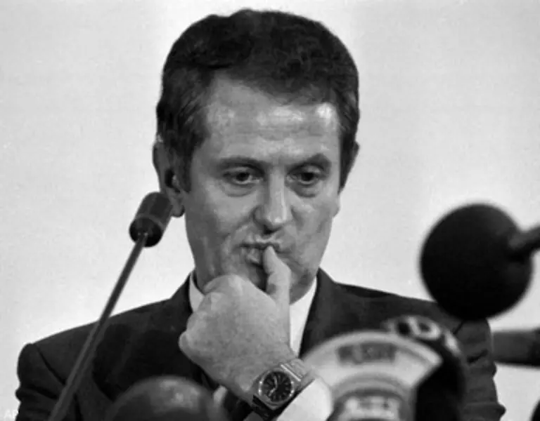 verneinte-ein-Untersuchungsausschuss-des-Landtages-1995-in-einer-Neubewertung-eine-Mittaeterschaft-des-Ex-Regierungschefs-Barschel-habe-Pfeiffer-als-Mann-fuers-Grobe-agieren-lassen-ohne-Naeheres-zu-wissen-lautet-eine-gaengige-Version-in-Kiel